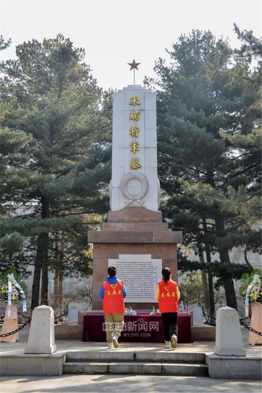 哈尔滨烈士陵园迎来祭扫高峰丨已有500个团体和各界群众祭奠先烈