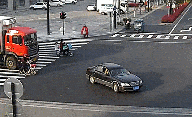 一辆小汽车从停车场驶出右转时,将处于视野盲区内的男孩卷入车底并