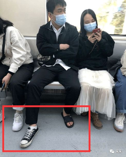 人群中,裤裆裂开是什么体验? | 搞笑穿搭
