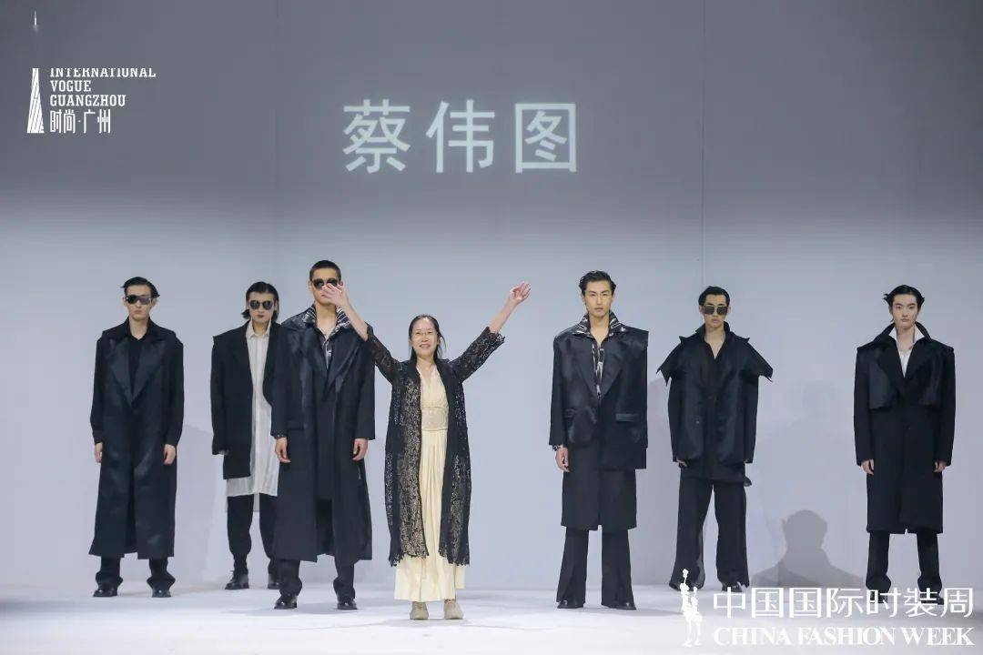 丁伟,郑蓓娜的作品颇具国风古韵,以黑白作为主色调呈现.