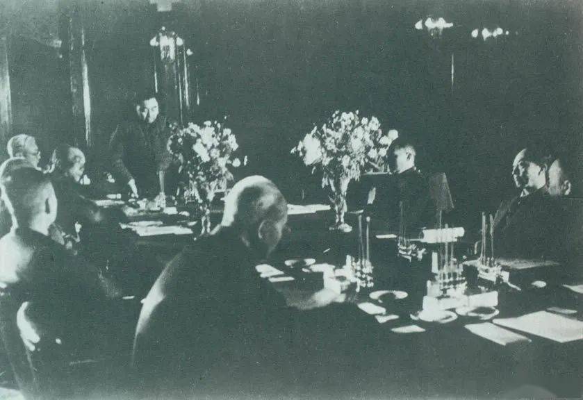 图|1948年4月1日,毛泽东在晋绥干部会议上讲话.