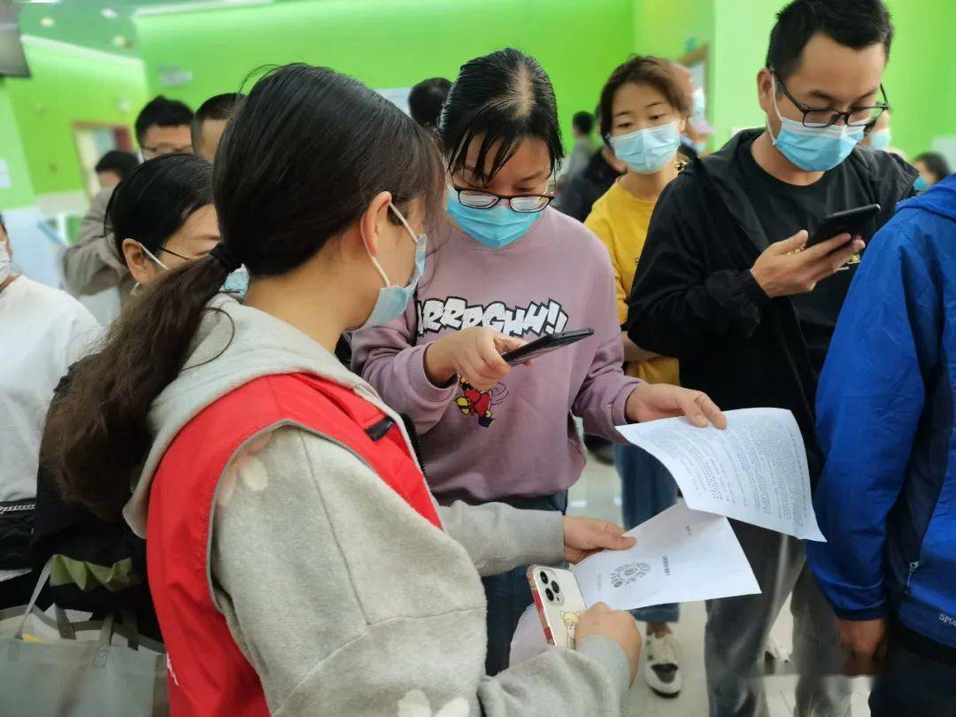 共青团大姚县委大学生志愿者开展志愿服务,助力新冠疫苗接种