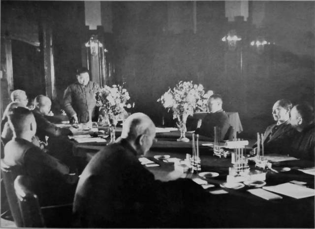 1949年4月1日,国共两党代表张治中,周恩来等在北平开始和平谈判.