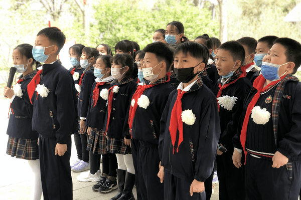 "整个仲毅园花团锦簇,数十种花木生机盎然,松柏长青.