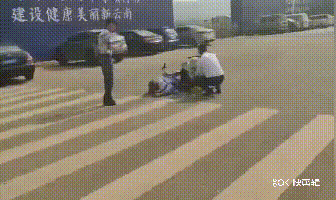 摔倒老人,扶不扶?他们俩儿告诉你. .