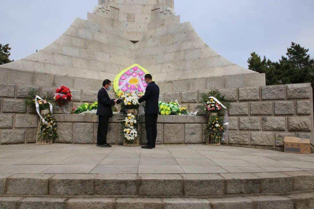 31日下午,吉林市统计局组织全局机关党员干部来到吉林市北山烈士陵园