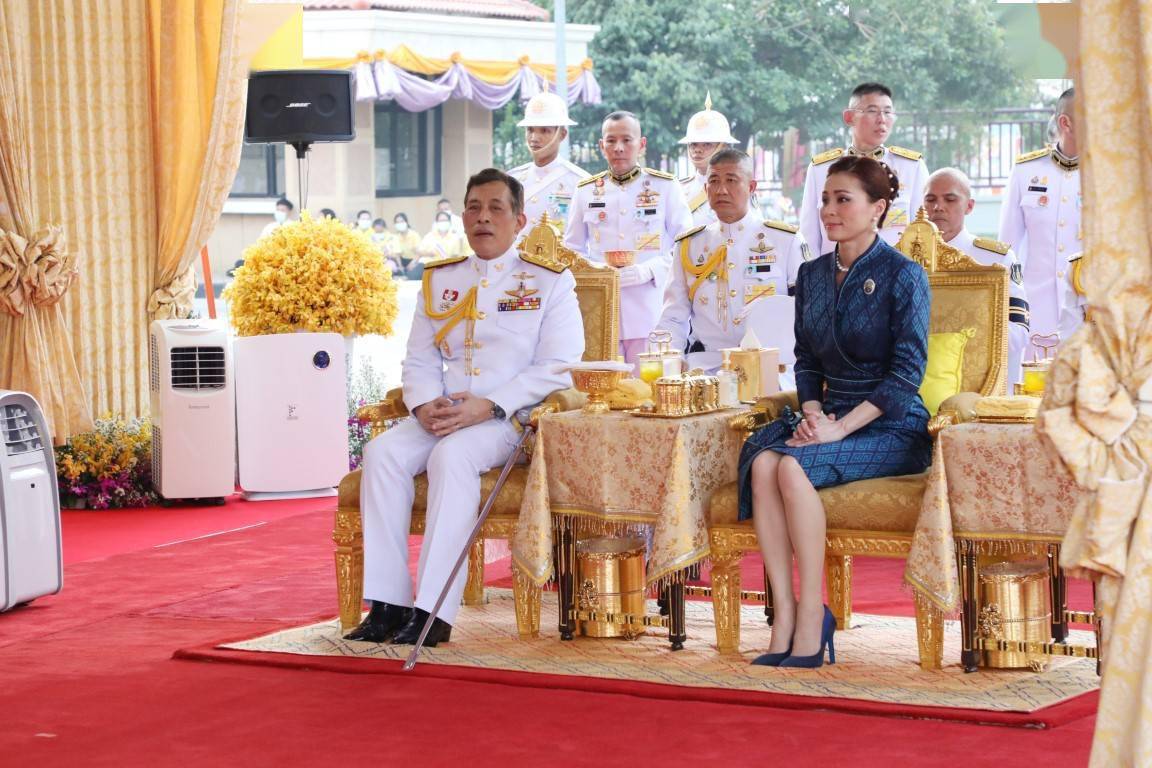 泰王身穿白色军装,携苏提达出席法院奠基仪式,王后穿便装显身材
