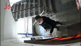 男子在楼道犹犹豫豫干这事!居民回来一看,急了!