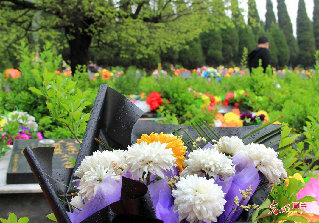 2021年4月2日,安徽省淮北市相山区鹰山公墓,鲜花祭祀蔚然成风.