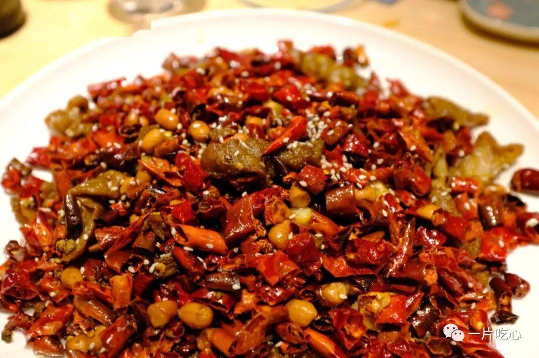 香辣小河虾,类似做法,纯粹下酒菜,吃这两道的终极乐趣是在辣椒段里找