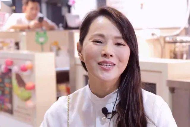 伊能静装30岁阿姨,但走机场连脸的不敢露,一放生图就成老妈子!
