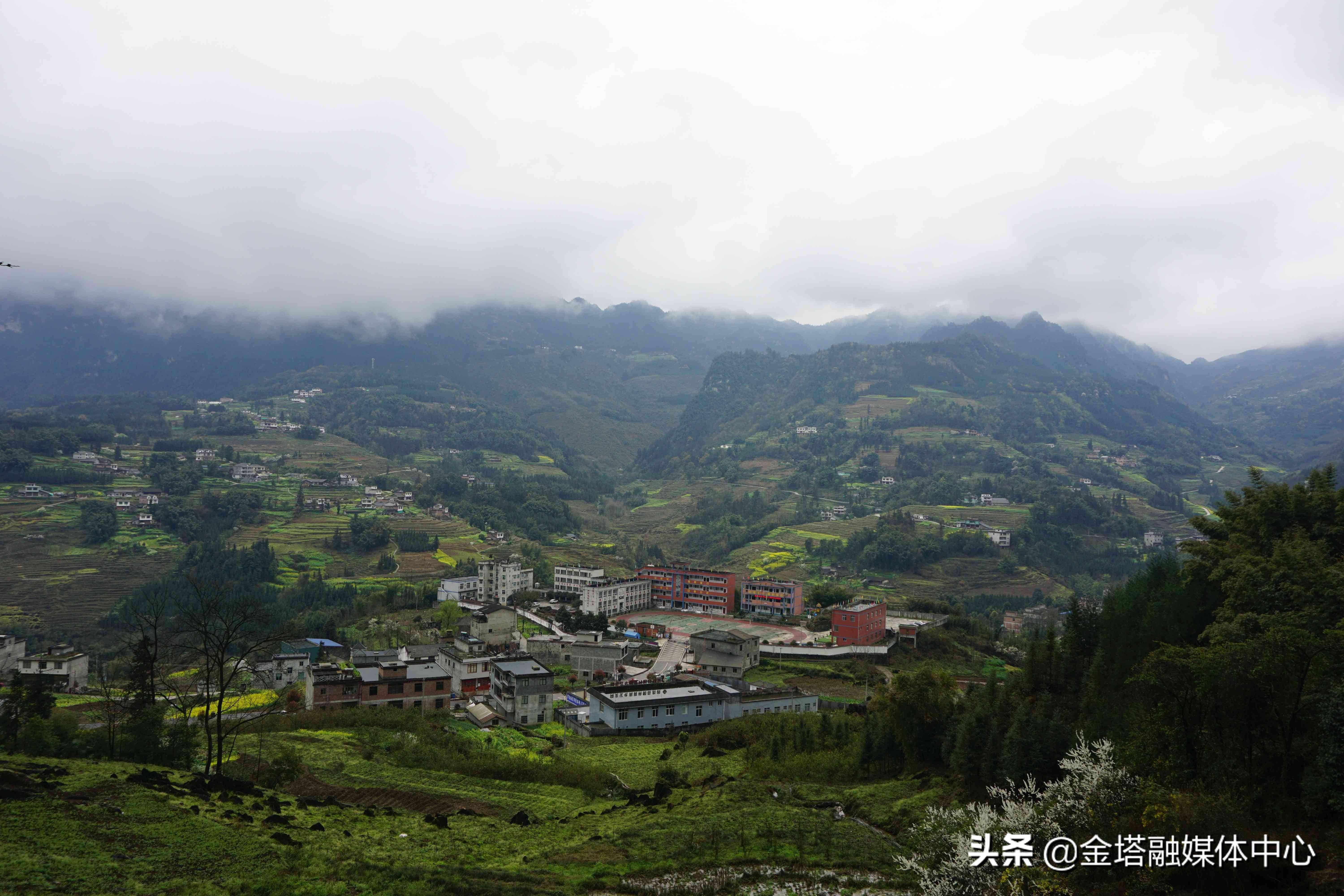 近日,在绵绵的春雨过后,位于四川省宜宾市筠连县的团林苗族乡,云雾