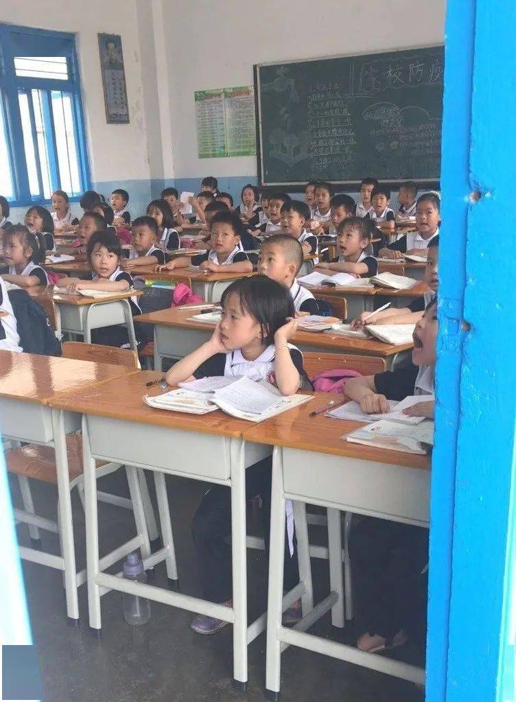 4月2日他们来到葵潭头屯小学
