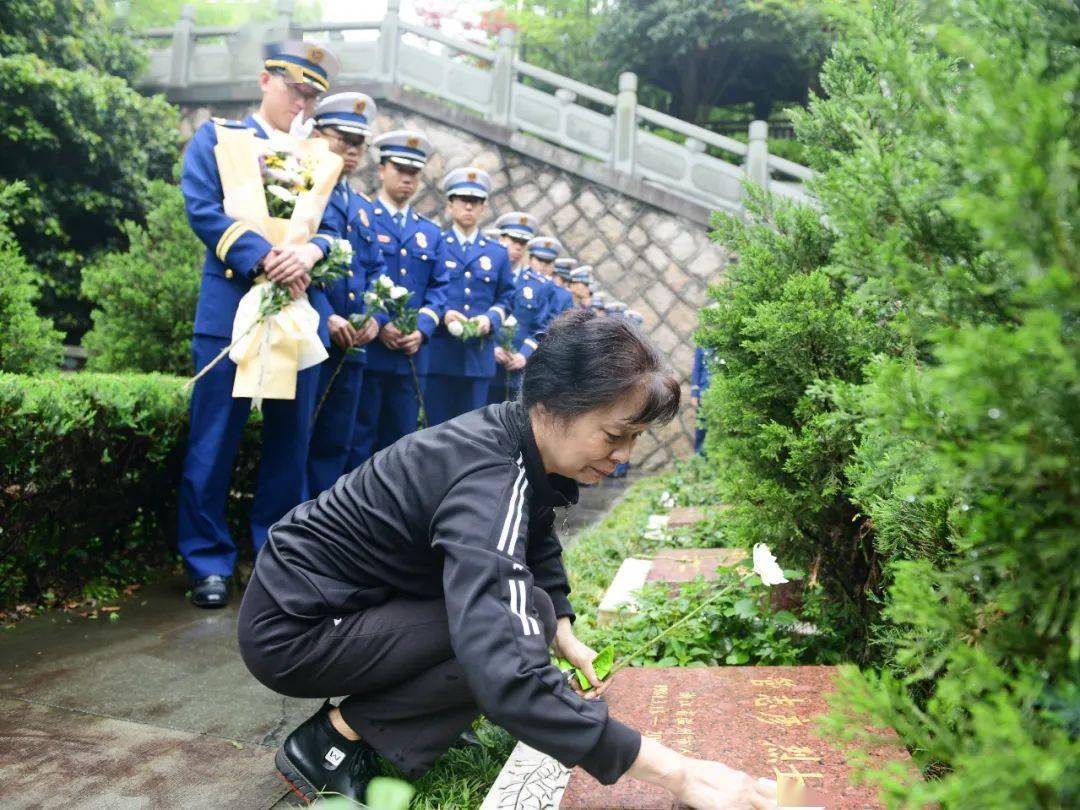 们陪伴着一位特殊的亲人来到翠微山烈士陵园,缓步走到管志彦烈士墓前