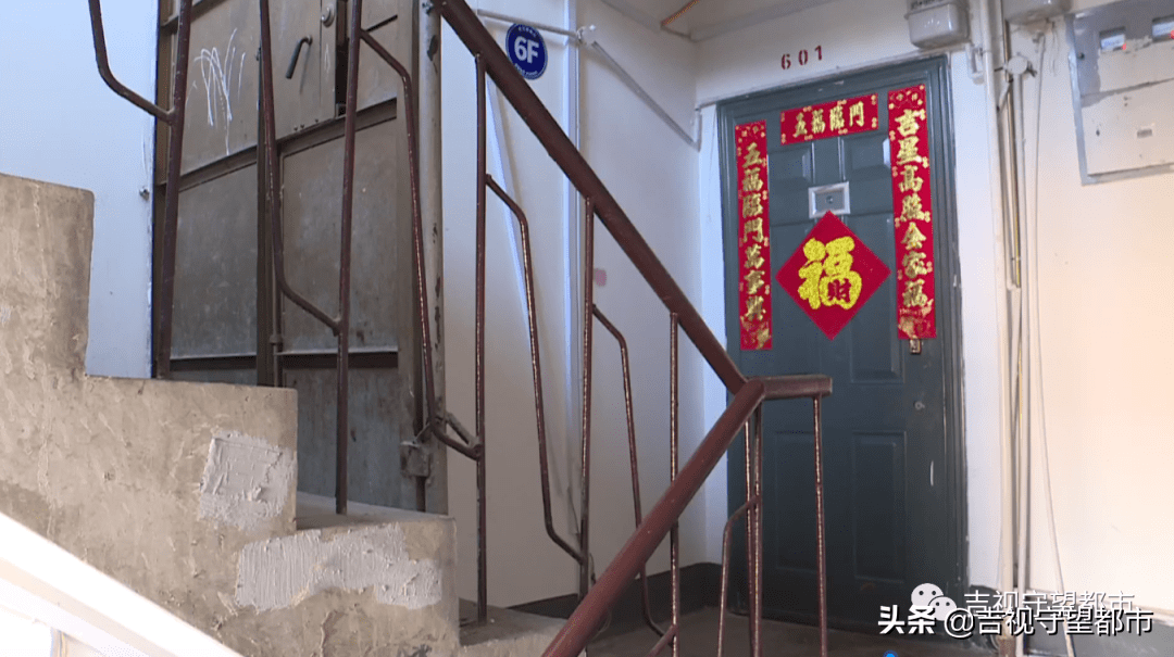 居民楼内的楼道部分属于全体业主的公共区域,安装铁门私自占有并不