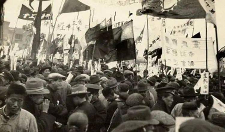 打败军阀部队,占领上海(外国租界除外),成为大革命时期工人运动的一次