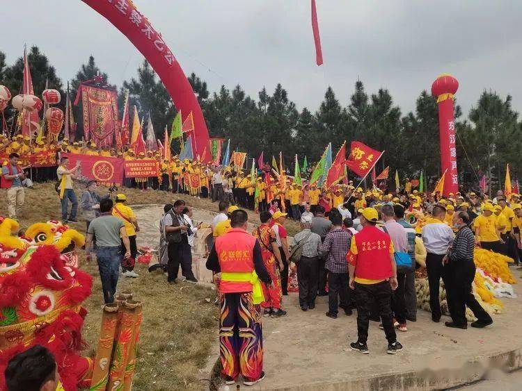 上午9:00太乙祖后裔以及参与的邓氏家人在梅州市松口镇盘龙村举行盛大