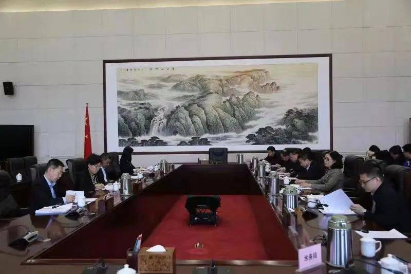 包头市政府党组成员胡迎春主持座谈会,表示会后包头市将认真落实本次