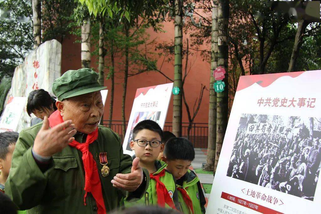 张启德和李可爷爷给青年教师,孩子们送上书籍与寄语,满满的都是对年轻