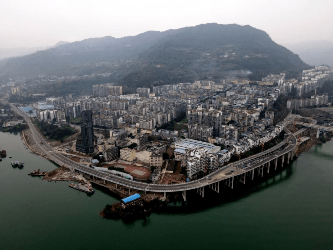云阳长江大桥南桥头下,龙缸景区也需要从车辆从南桥头下穿过盘龙街道