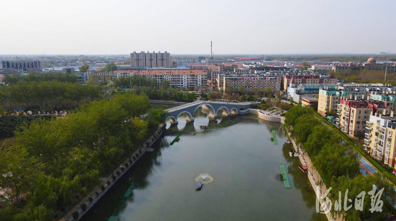 2021年4月8日,河北省三河市穿城而过的泃河碧水微澜,与两岸的民居相映
