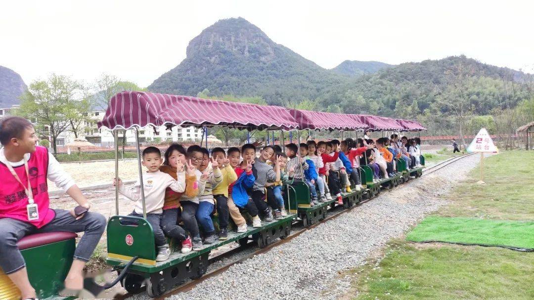 爬爬山,住民宿,打水漂 其乐融融的场景 这个春天,就来 前明鱼泡泡田园