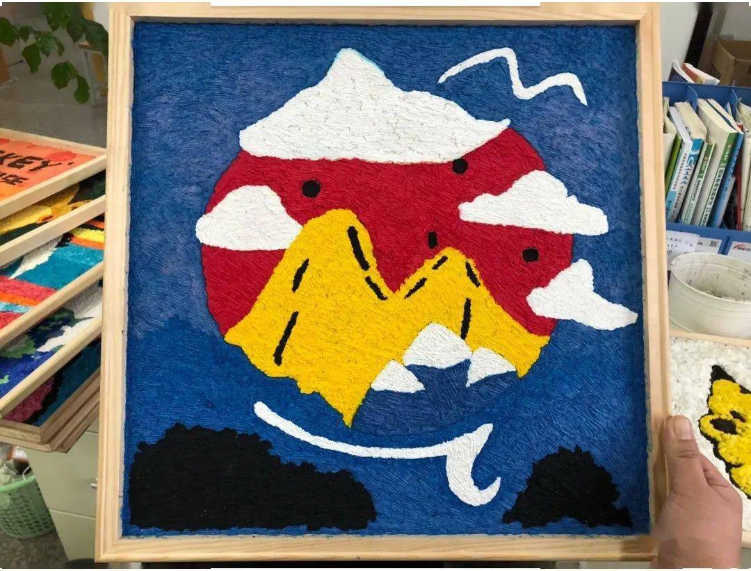切不可使用kt板,通过实践证明,kt板上制作纸浆画,因为此类板材表面有