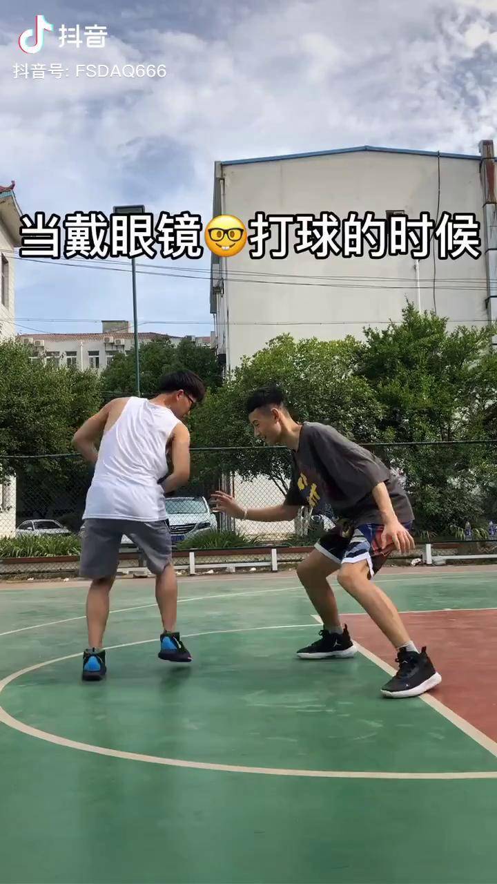 戴眼镜打篮球太难了还是不戴眼镜无解一点篮球搞笑