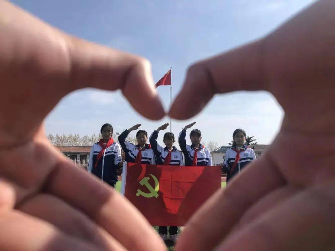 人根本任务,引导青少年从小听党话,感党恩,跟党走,厚植爱党爱国爱