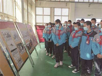 【图】昌吉州第三中学学生在学校观看展板