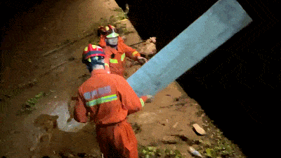 江西一老人半夜被困泥潭,路人看后赶紧报警