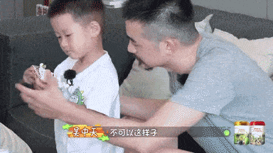 小弟弟捣乱她玩游戏时,她虽然有点不开心,但还是立刻调整情绪:没事啦.