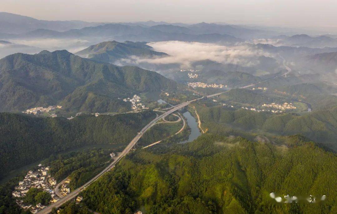 沿着高速看江西航拍杭瑞高速景婺黄段景色秀美风光绮丽