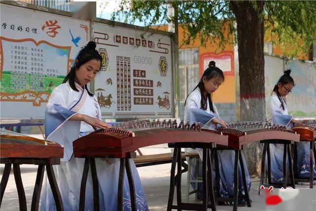 2021年4月12日,河北省邢台市广宗县盐场小学的孩子们在课间演奏古筝.