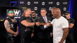 aew:拳王泰森ko重拳,y2j惨遭围殴!魔蝎发威,最后无规则赛太硬核了
