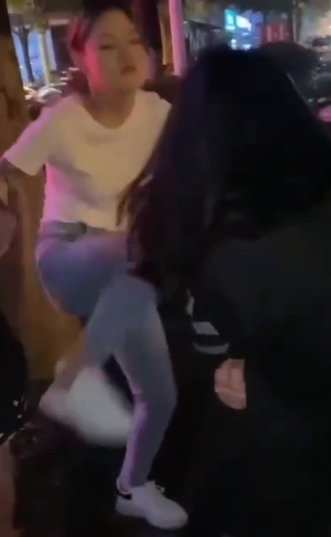 原创平江一花臂少女带领多名社会少女在街头围殴一女孩,气焰极其嚣张