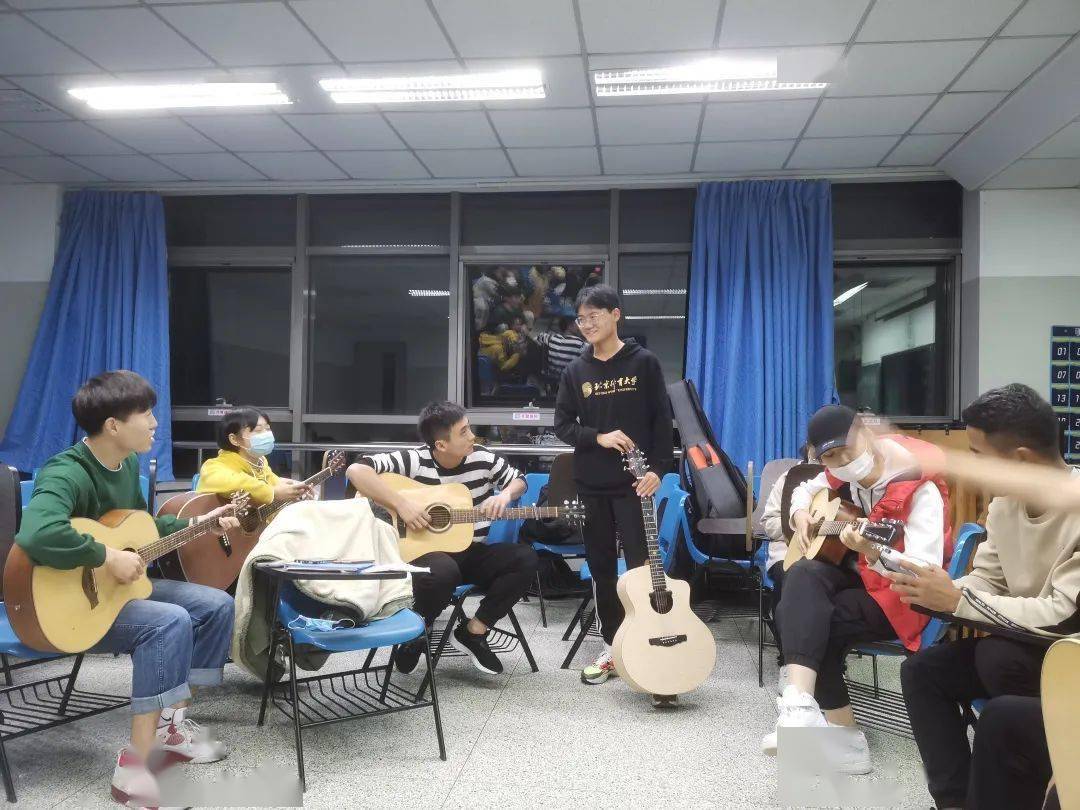 吉他社以民谣吉他教学为社团活动主体,同时招纳其他热爱音乐的小伙伴