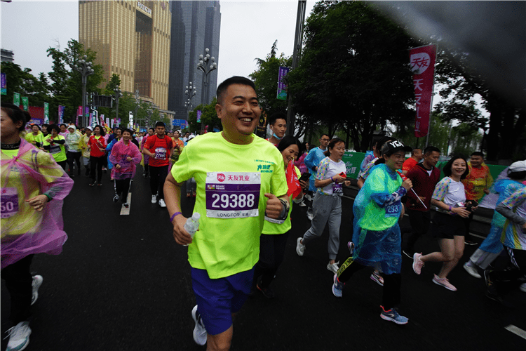 重庆半马南滨路鸣枪 重百超市和新世纪超市跑团激情领跑