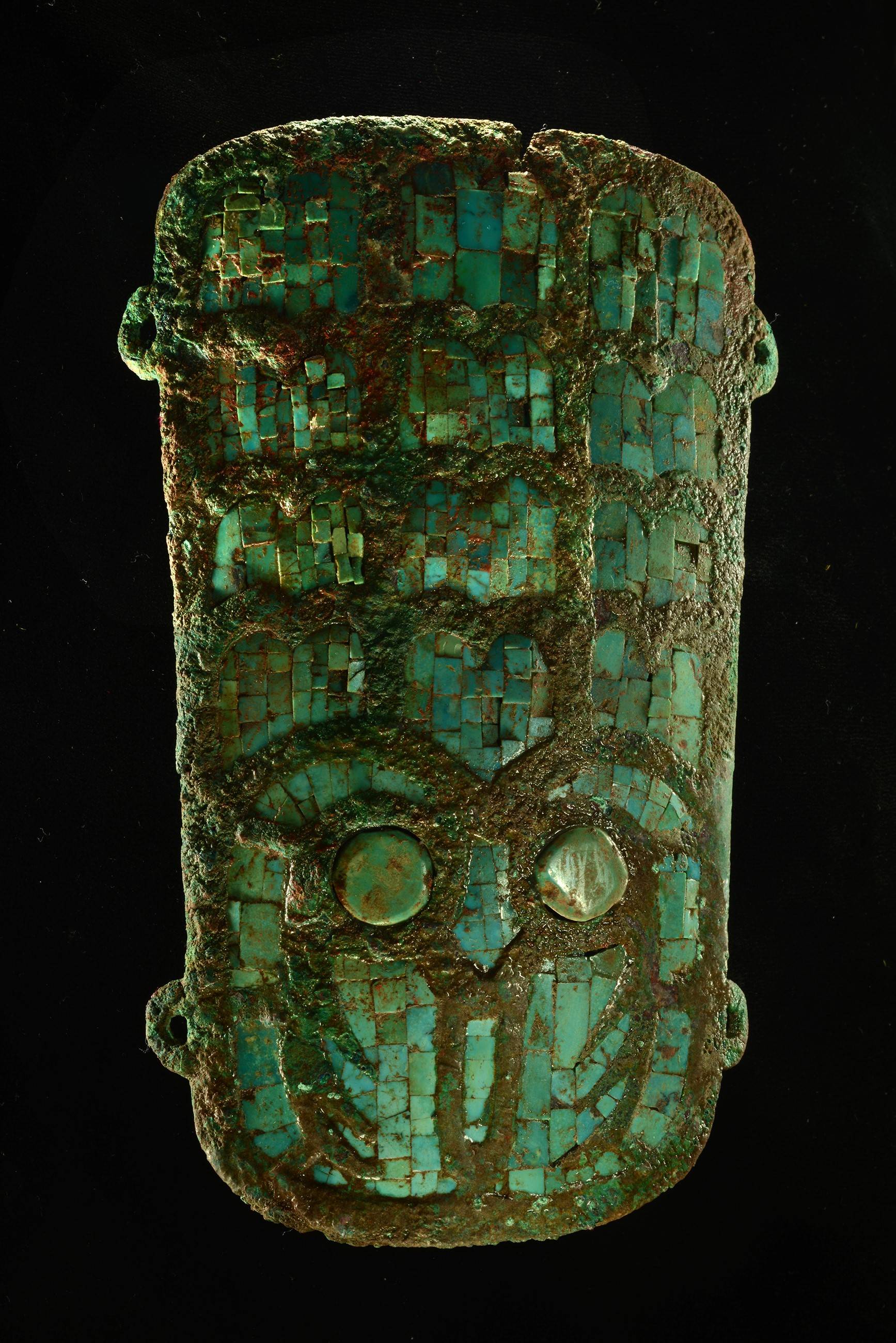 这是二里头遗址出土的镶嵌绿松石铜牌饰(资料照片).