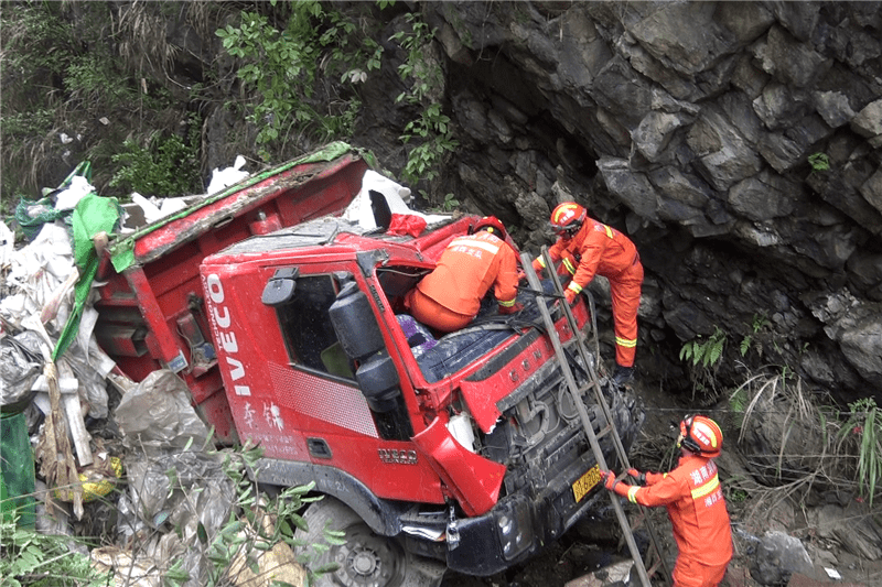 惊险一货车在湘西山路上刹车失灵侧翻路坎司机被困