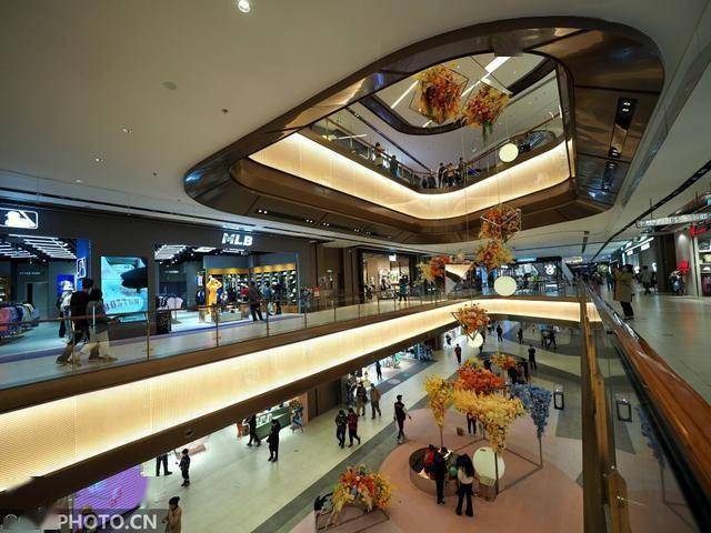 2021年4月17日,顾客在北京丽泽天街购物中心拍照.