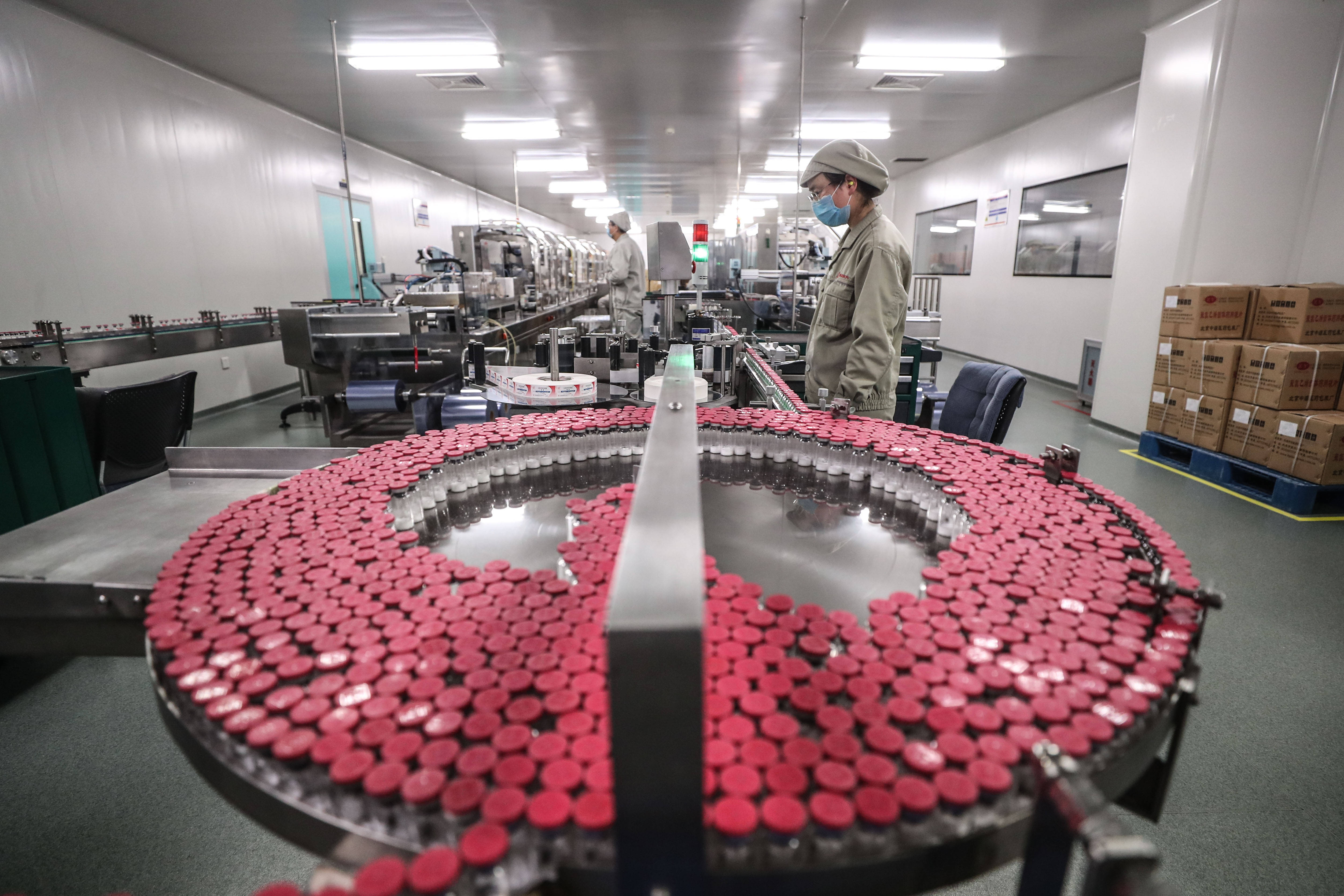 东北制药集团有限公司的工作人员在生产车间工作(2020年2月8日摄.