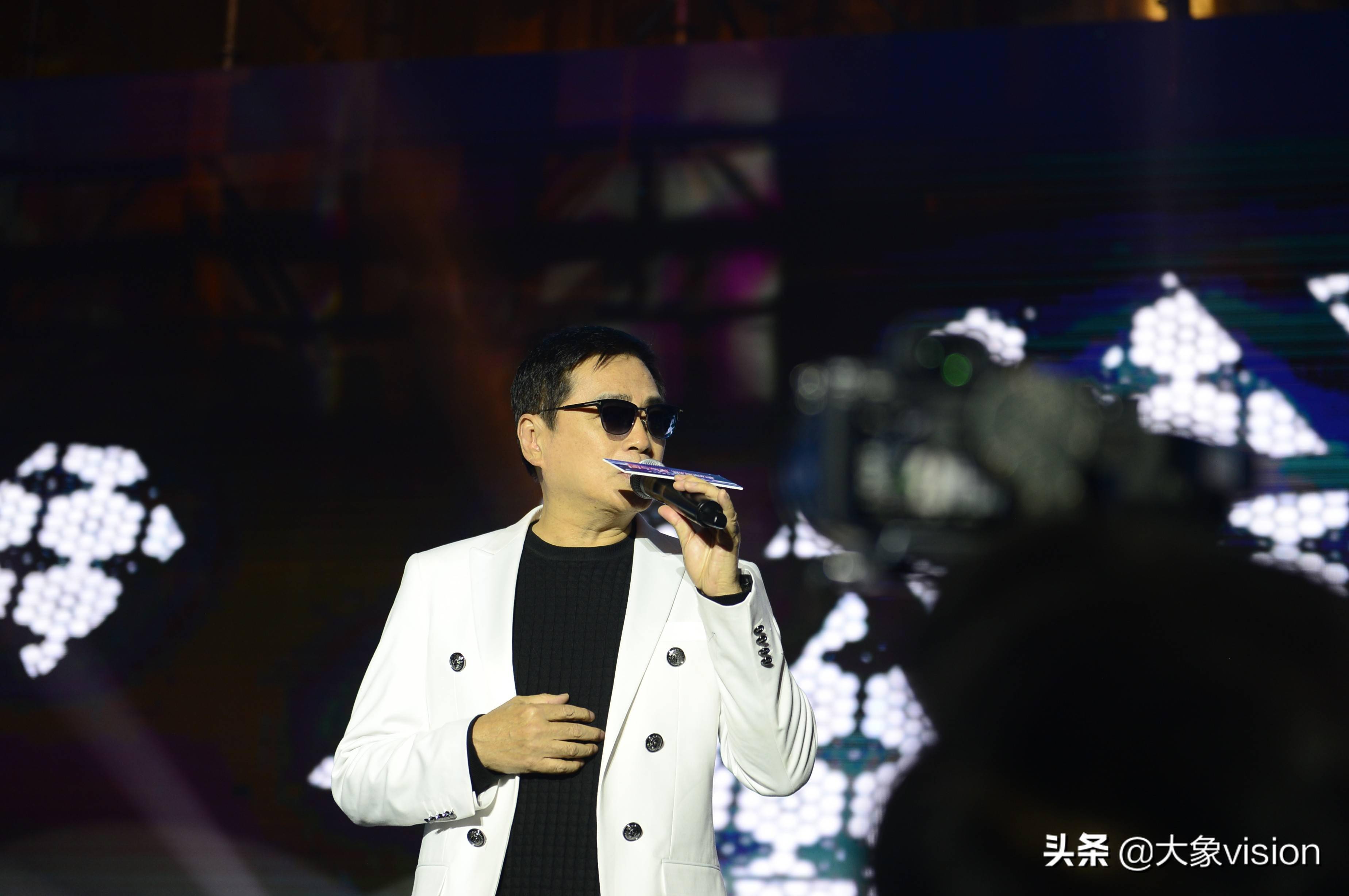 香港著名演员汤镇宗和网红歌手阿冗来昆明商演走穴