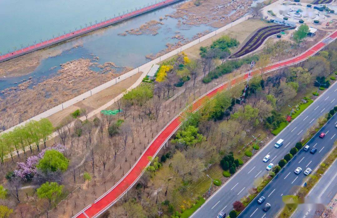 一边骑行一边领略汾河美景. 太原市图书馆旁滨河自行车道