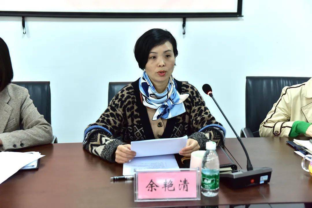 审议并通过了崇州市妇联党组书记,主席余艳清同志向