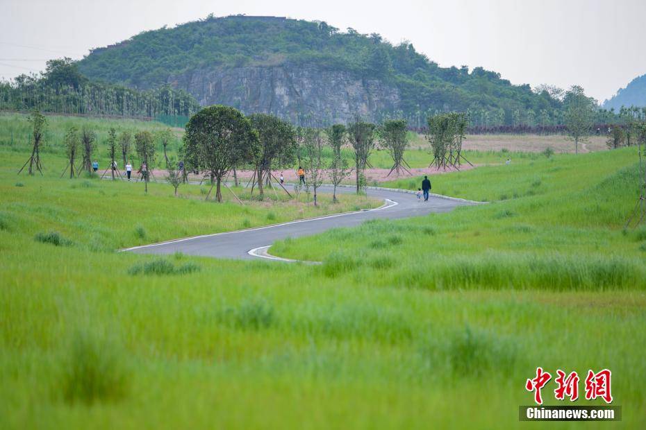 探访重庆南山闭矿区 昔日矿坑变身绿色公园