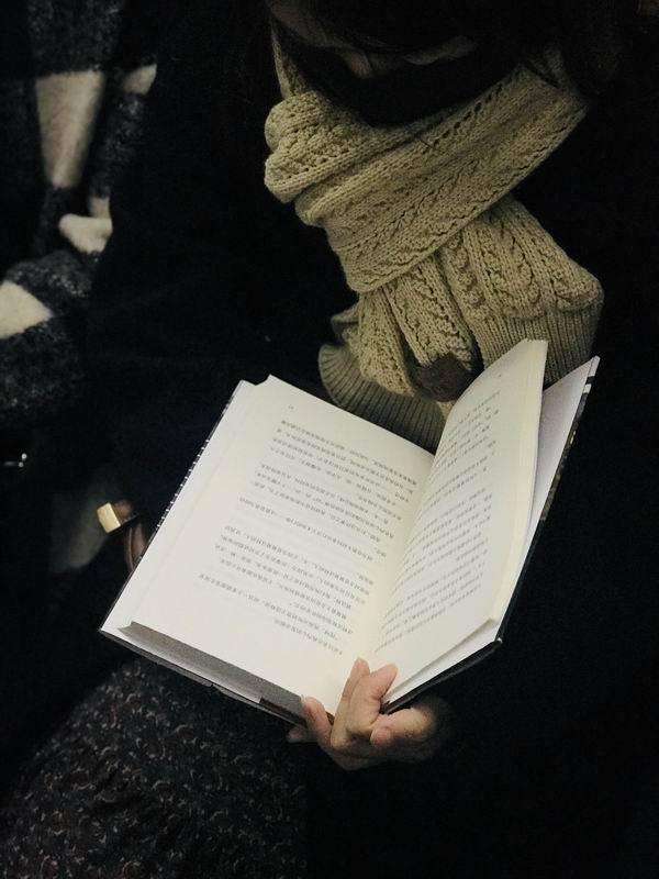 拍"北京地铁上的读书人"第三年,我看到了更多有趣的书