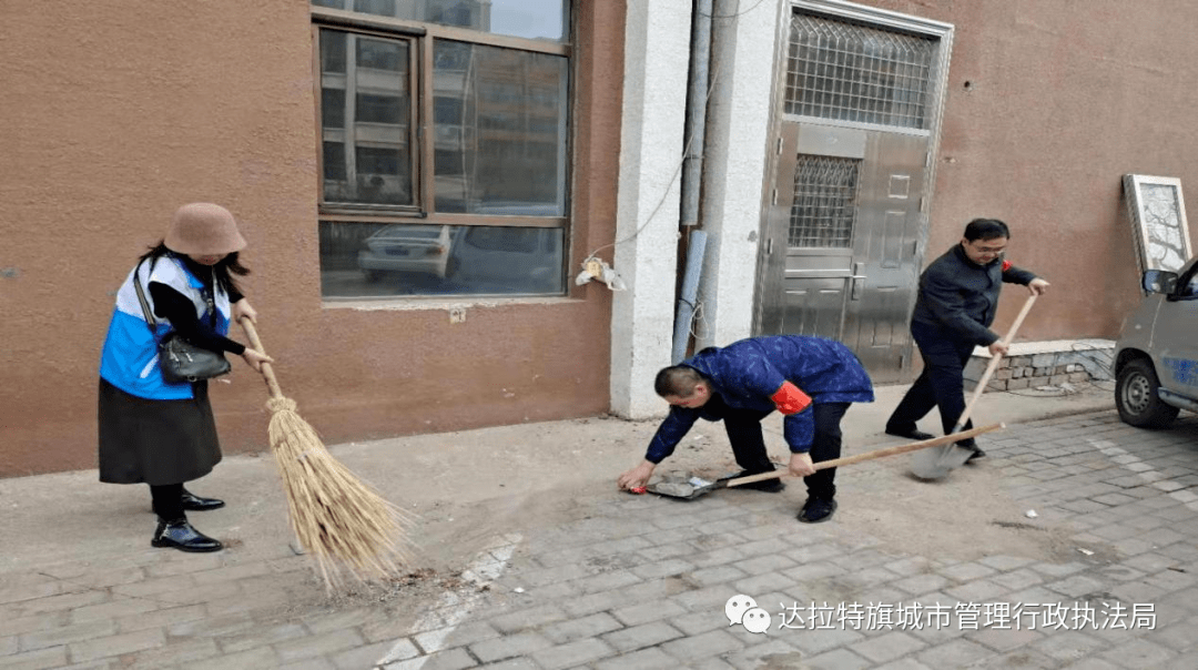 在职党员郝小鹏在万通家兴小区打扫卫生