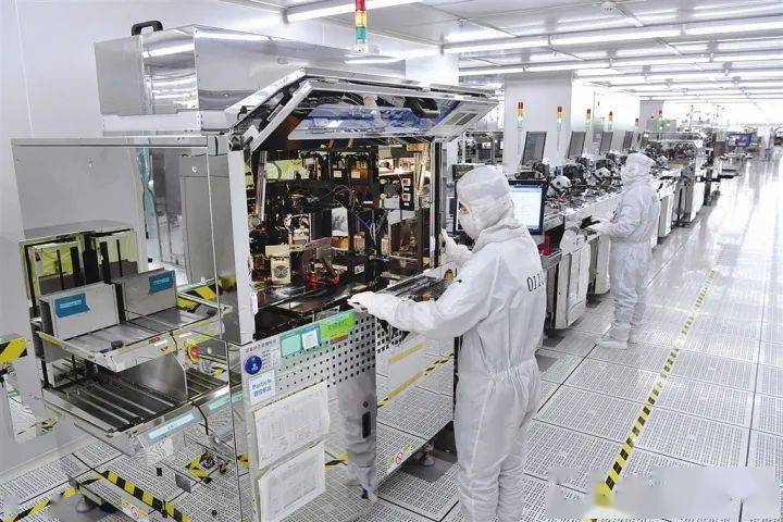 图为瑞声科技南宁光学模组厂区里的光学模组生产线.
