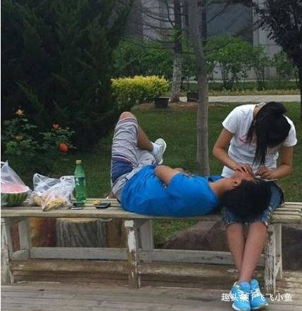 搞笑GIF:为什么唯有我独自在喝酒?